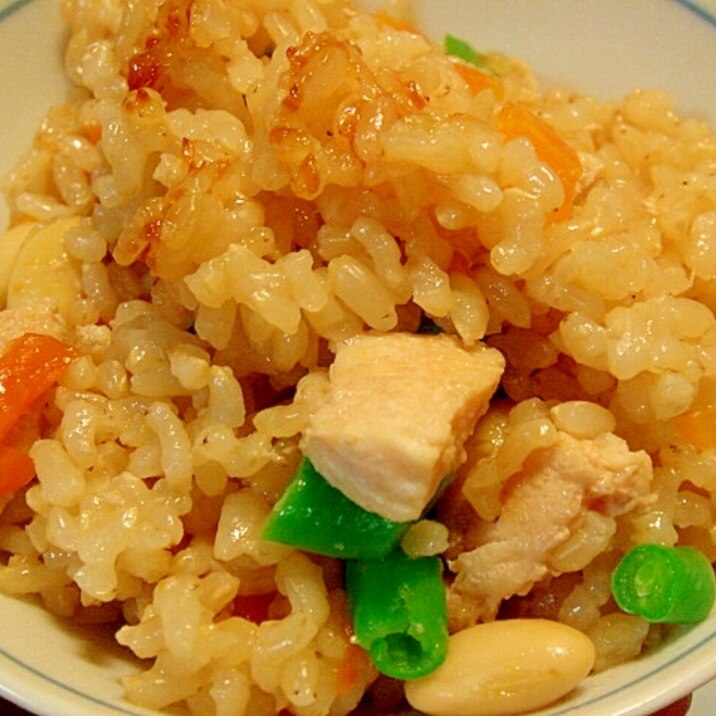 大豆と鶏肉、人参、インゲンの炊き込み玄米ご飯